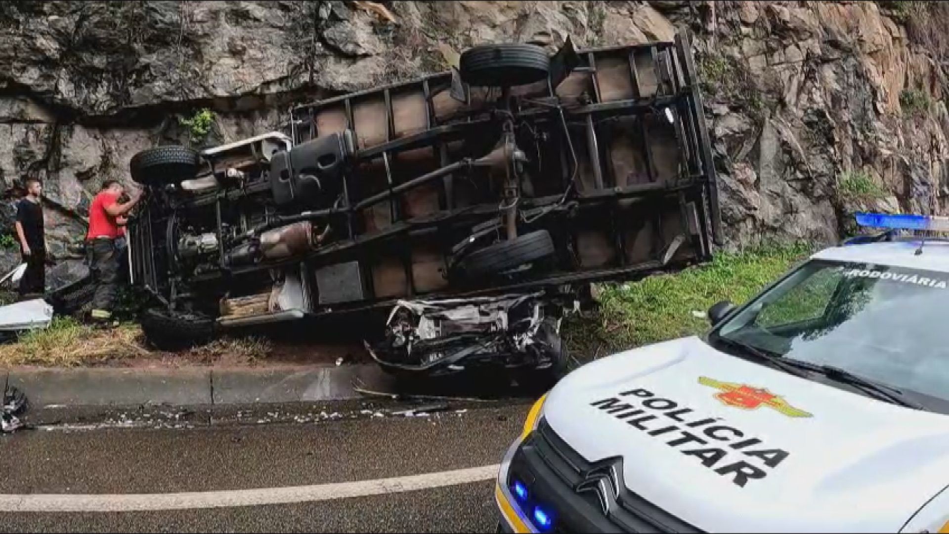 VÍDEO: Caminhão tomba e esmaga picape no interior de SP; 2 vítimas ficam presas às ferragens