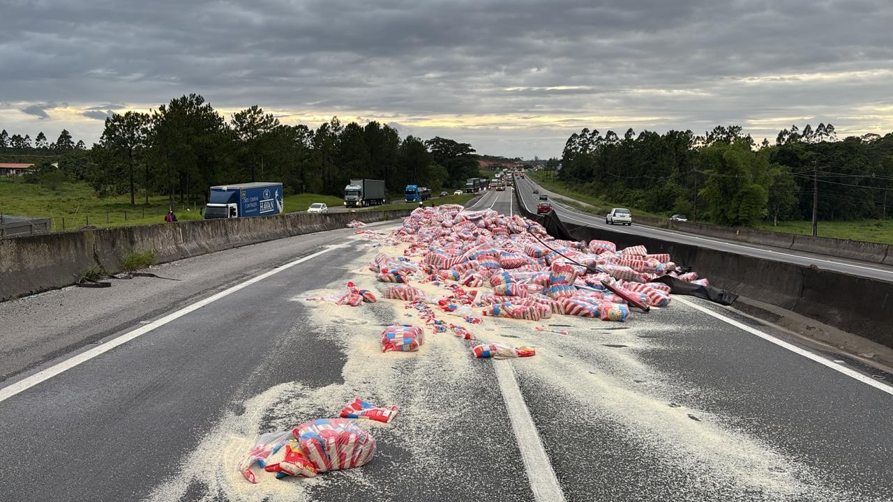 Carga com sacos de arroz tomba sobre as duas faixas na BR-101 em SC e bloqueia rodovia