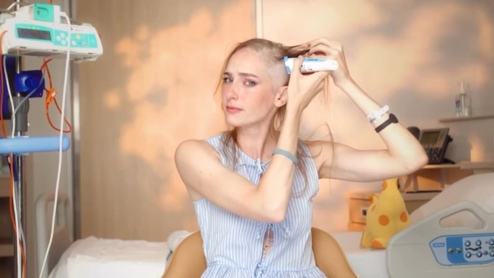 Atriz Dani Gondim postou vídeo raspando o próprio cabelo durante anúncio de diagnóstico de câncer. — Foto: Reprodução