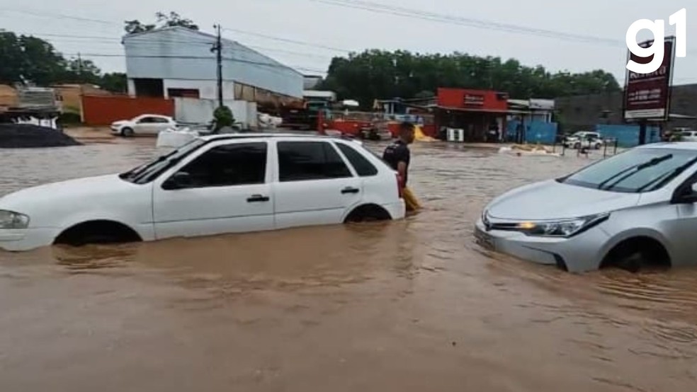 Segundo a Defesa Civil, um dos pontos mais críticos foi registrado na Rodovia Palmiro Paes de Barros. O acúmulo de água dificultou a passagem de carros, liberando apenas veículos maiores. — Foto: Reprodução