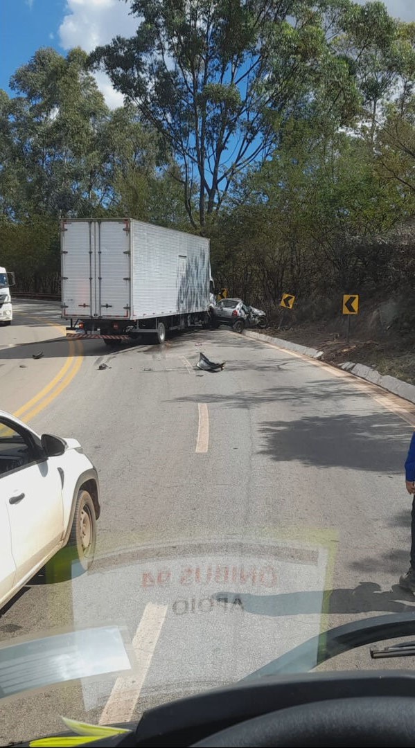 Acidente entre carro e caminhão deixa dois mortos na MGC-356, em Itabirito