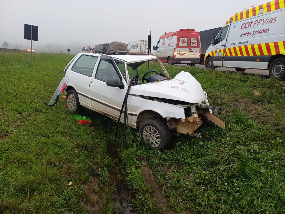 Motorista do carro ficou ferido — Foto: Polícia Rodoviária Federal