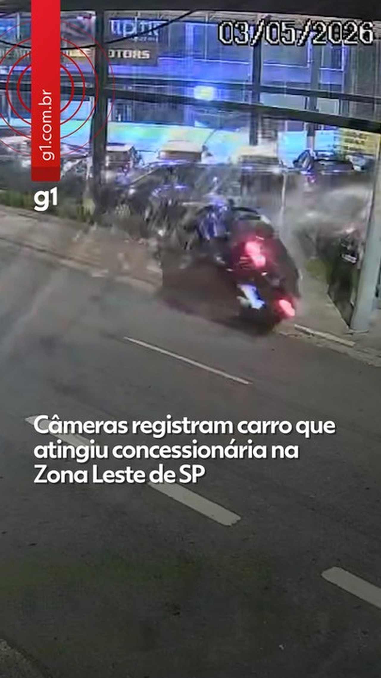 Vídeo: motorista perde controle, atinge concessionária e capota na Zona Leste de São Paulo