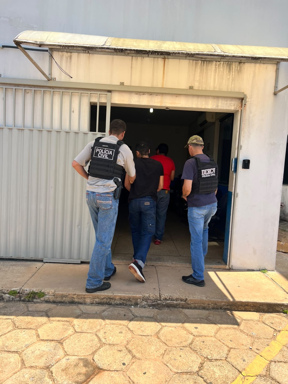 Polícia prende suspeitos de assassinar homem em balneário de RO