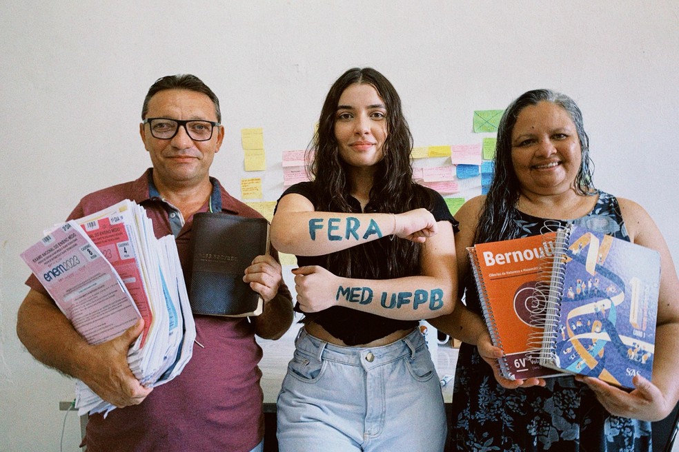 Angélica Oton e os pais comemorando a aprovação dela em Medicina na UFPB — Foto: Angélica Oton/Arquivo pessoal