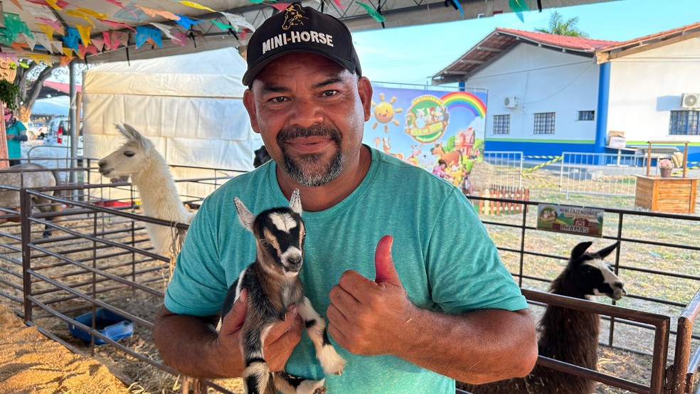 Dorian é responsável pelos animais da 'Fazendinha' — Foto: Nalu Cardoso / g1 RR