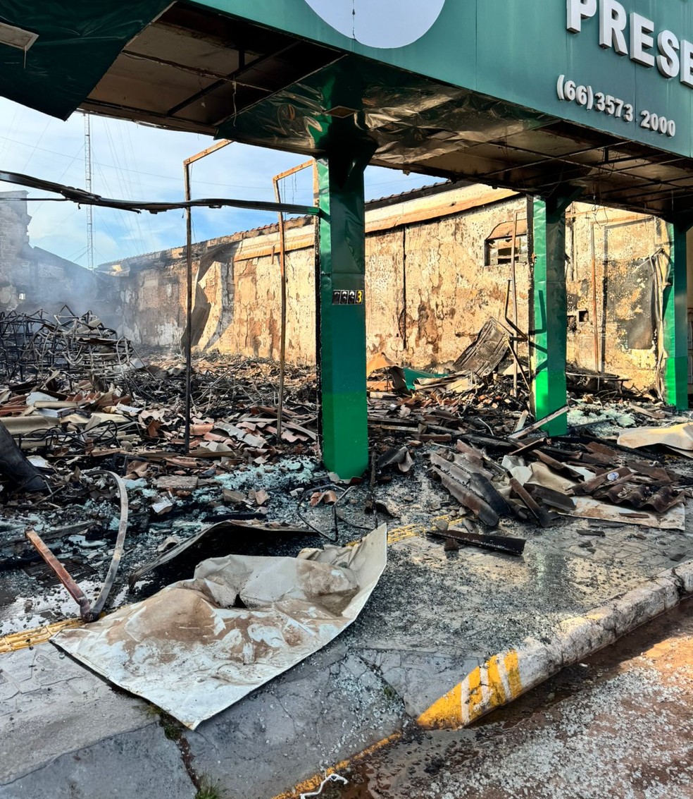 Prédio destruído após incêndio em Paranatinga, na madrugada de segunda-feira (27). — Foto: Arquivo pessoal