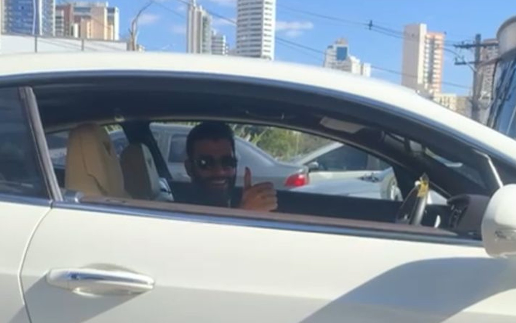 Amigas encontram Gusttavo Lima no trânsito e vão ‘à loucura’ em Goiânia; vídeo