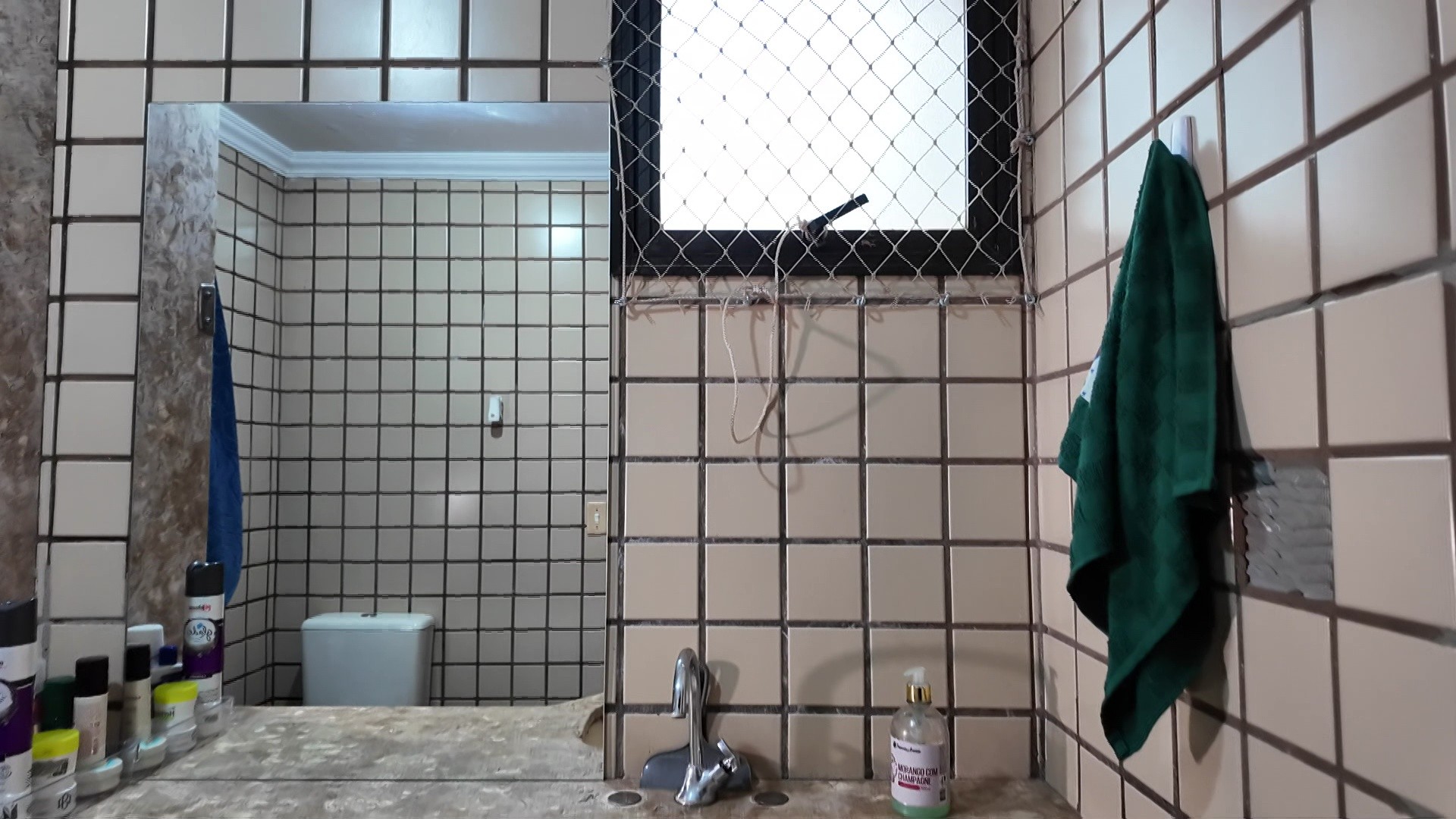 Porta travada fez menino trocar de banheiro antes de cair do 10ª andar de prédio e sobreviver, dizem pais