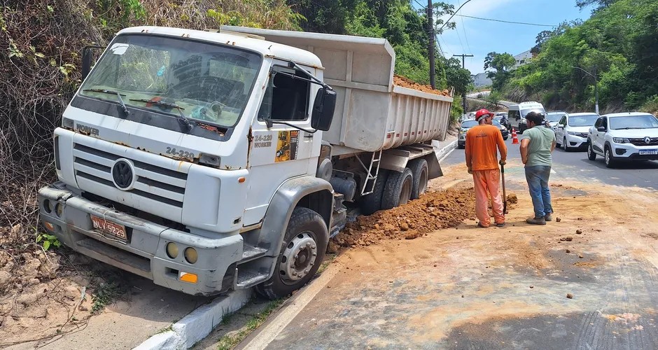 Caminhão caçamba provoca engavetamento de veículos e deixa trânsito lento na Leste-Oeste, em Maceió