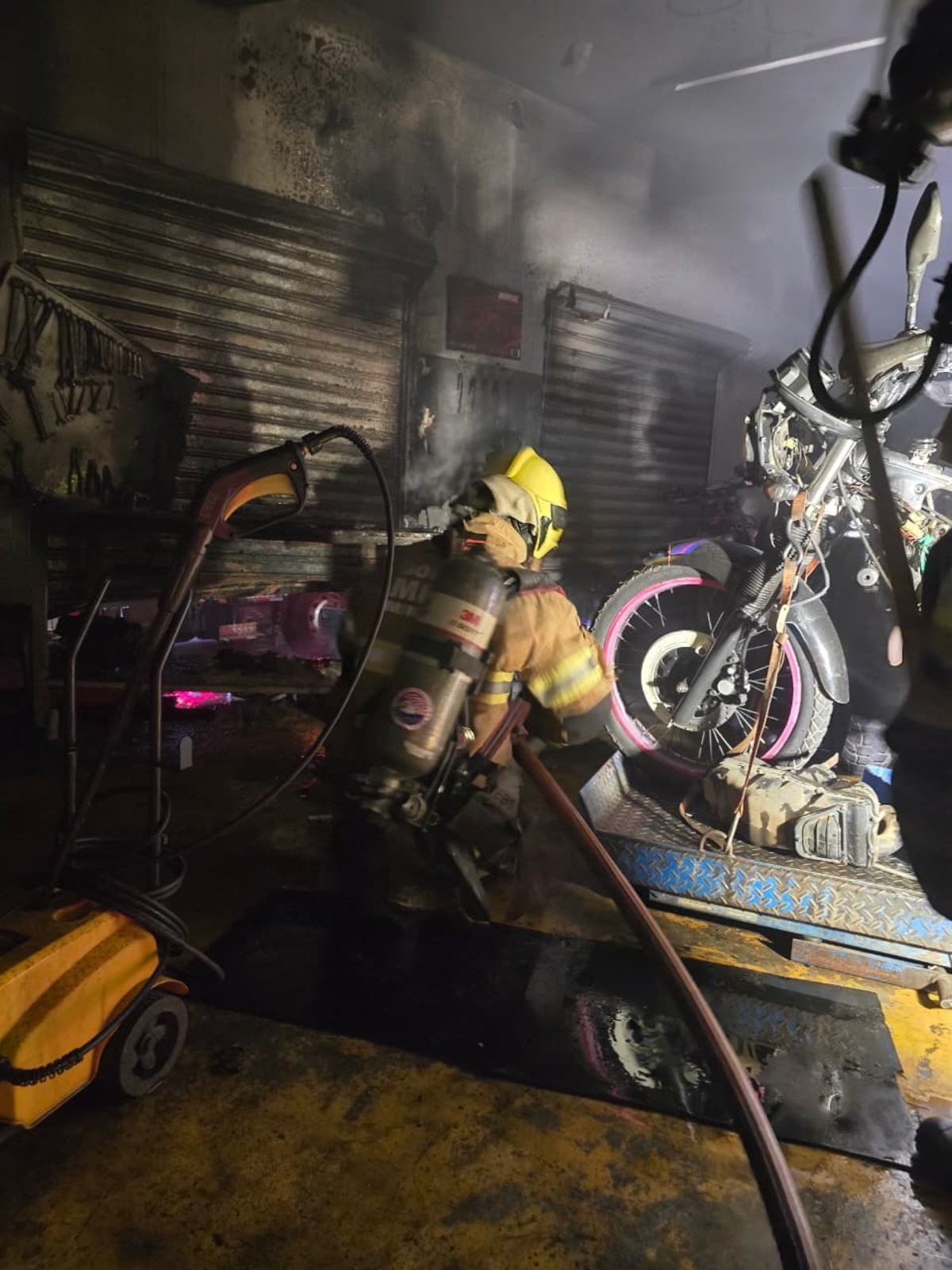 Incêndio atinge oficina mecânica no bairro São José, em Montes Claros; VÍDEO