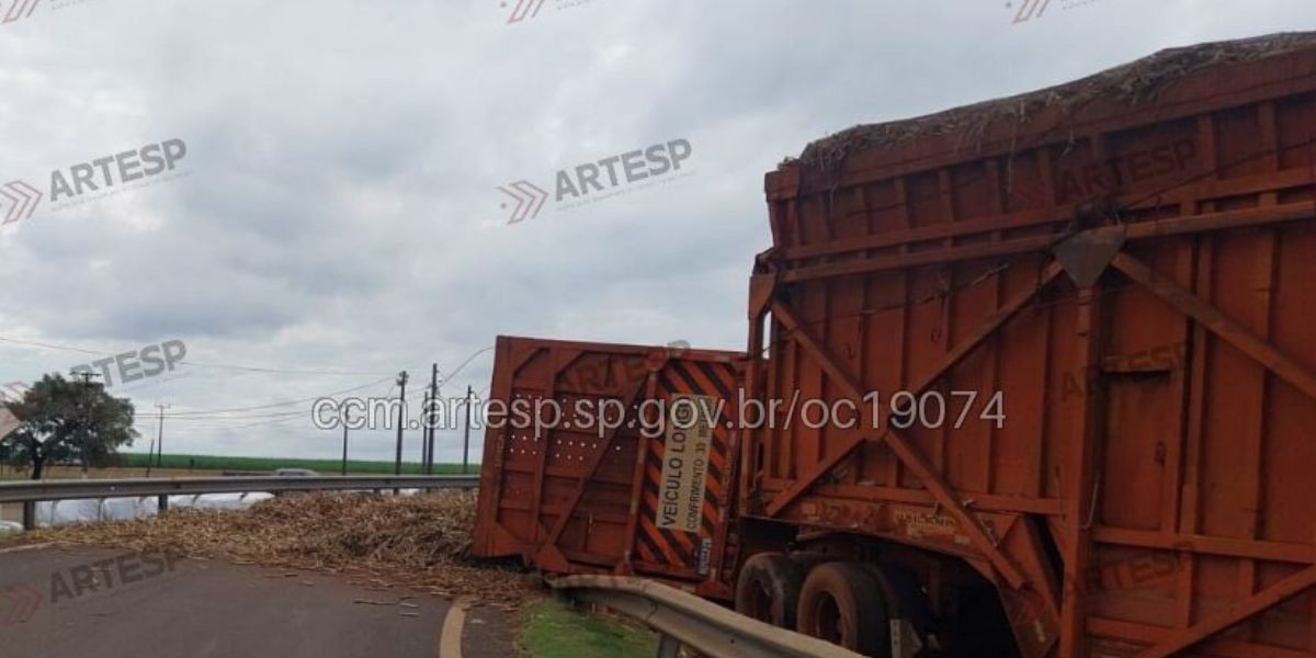 Carreta de cana-de-açúcar tomba e interdita Rodovia Raposo Tavares por 5 horas em Ibirarema
