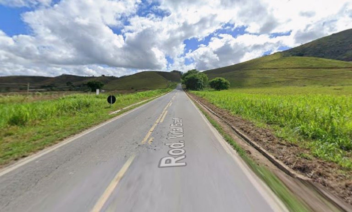 Motorista sem cinto morre após invadir a contramão e bater em carreta carregada com 39 toneladas de minério na BR-267