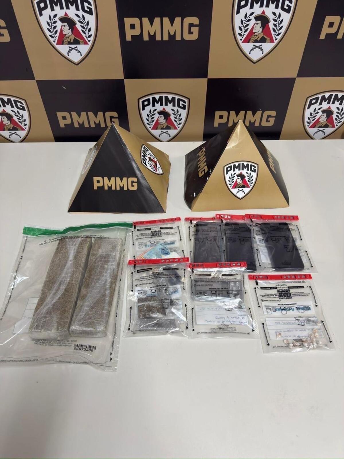 Drogas são apreendidas após homem ser flagrado jogando arma no quintal de casa em Governador Valadares