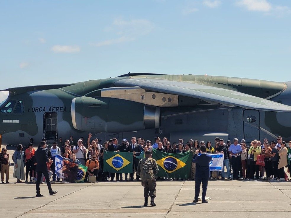 Brasileiros vindos de Israel chegaram na Base Aérea do Galeão na manhã desta quarta (11) — Foto: Cristina Boeckel / g1