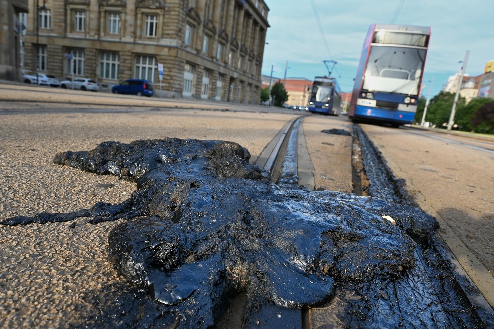 Calor extremo, somado ao atrito dos trilhos, levou ao derretimento do asfalto em Leipzig, no leste da Alemanha; servi�o de bondes precisou ser interrompido � Foto: Heiko Rebsch/dpa via AP