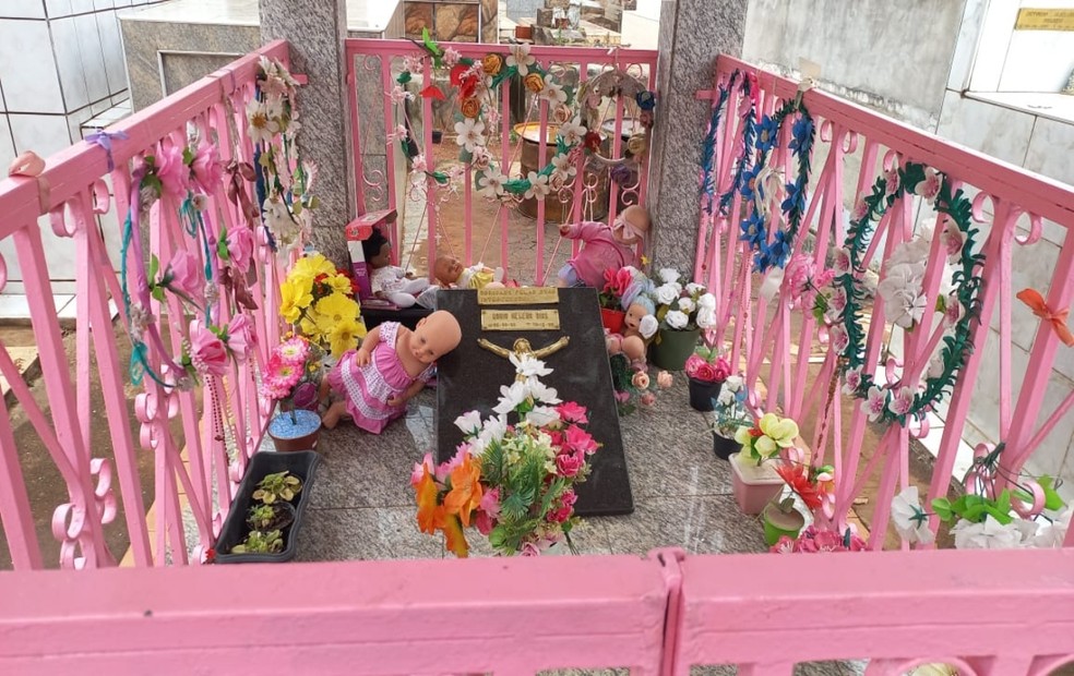 Túmulo de Maria Helena Dias em Itapetininga, menina que é considerada santa por moradores da cidade — Foto: Pâmela Beker/g1