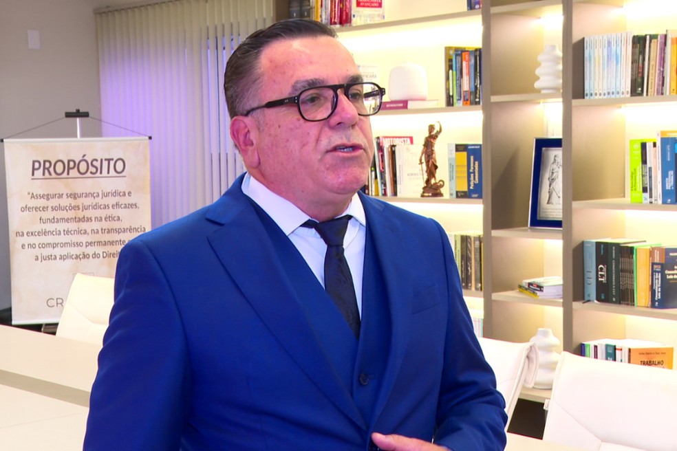 Advogado Carlos Alberto Carneiro acompanha família de idoso dado como morto — Foto: Reprodução/TV TEM