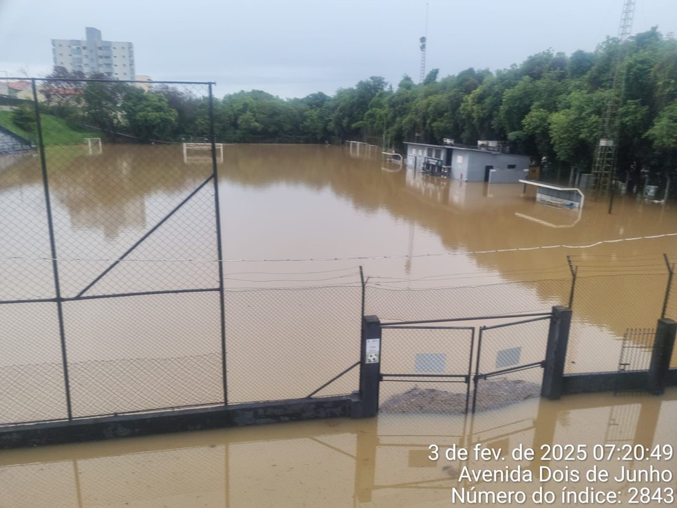 Rio Tietê inundou o Campo do Comercial nesta segunda-feira (3) — Foto: Reprodução/Defesa Civil