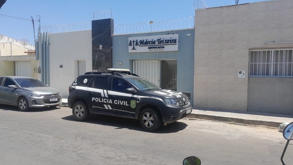 Polícia Civil cumpriu mandados no escritório da advogada. — Foto: Reprodução