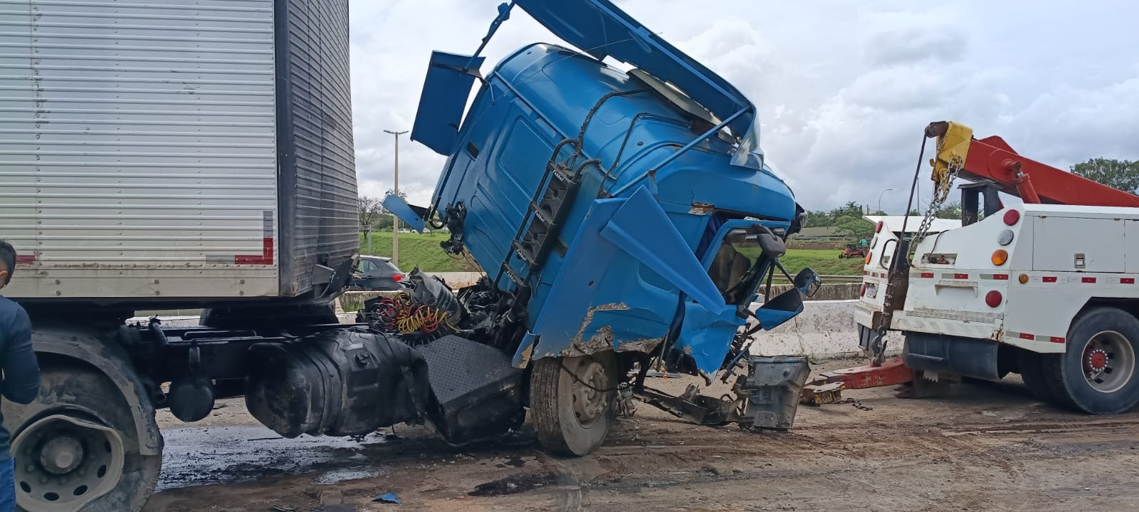 Acidente com carreta causa congestionamento na EPIA Sul, no DF