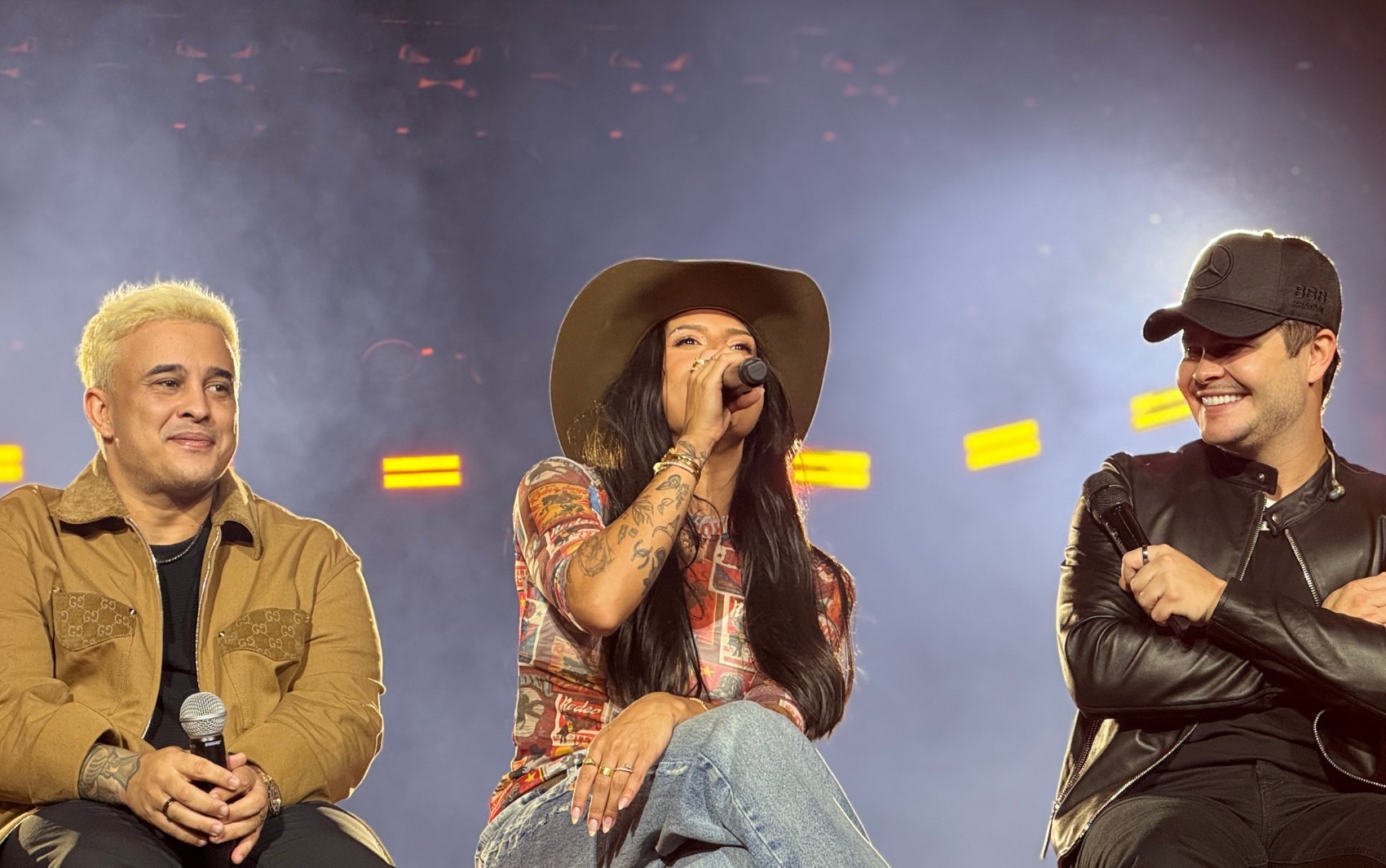 Ana Castela e Mari Fernandez invadem show de Matheus & Kauan e cantam deitadas no palco em Barretos