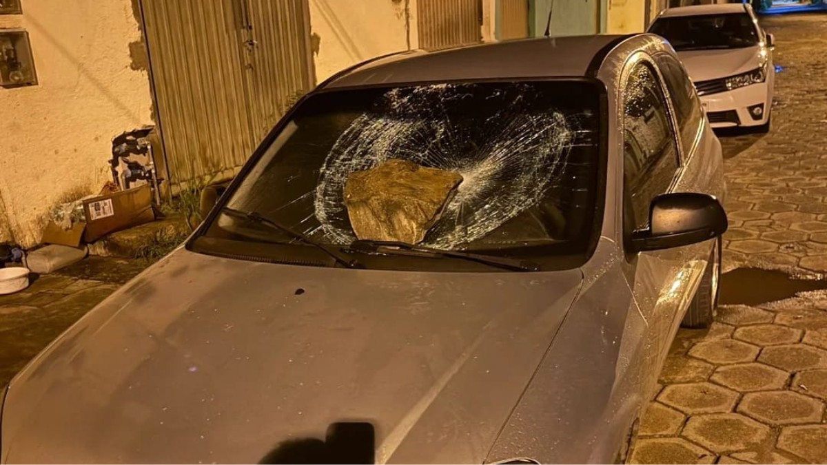 Homem arremessa pedras, danifica casas e carro e foge em Salinas