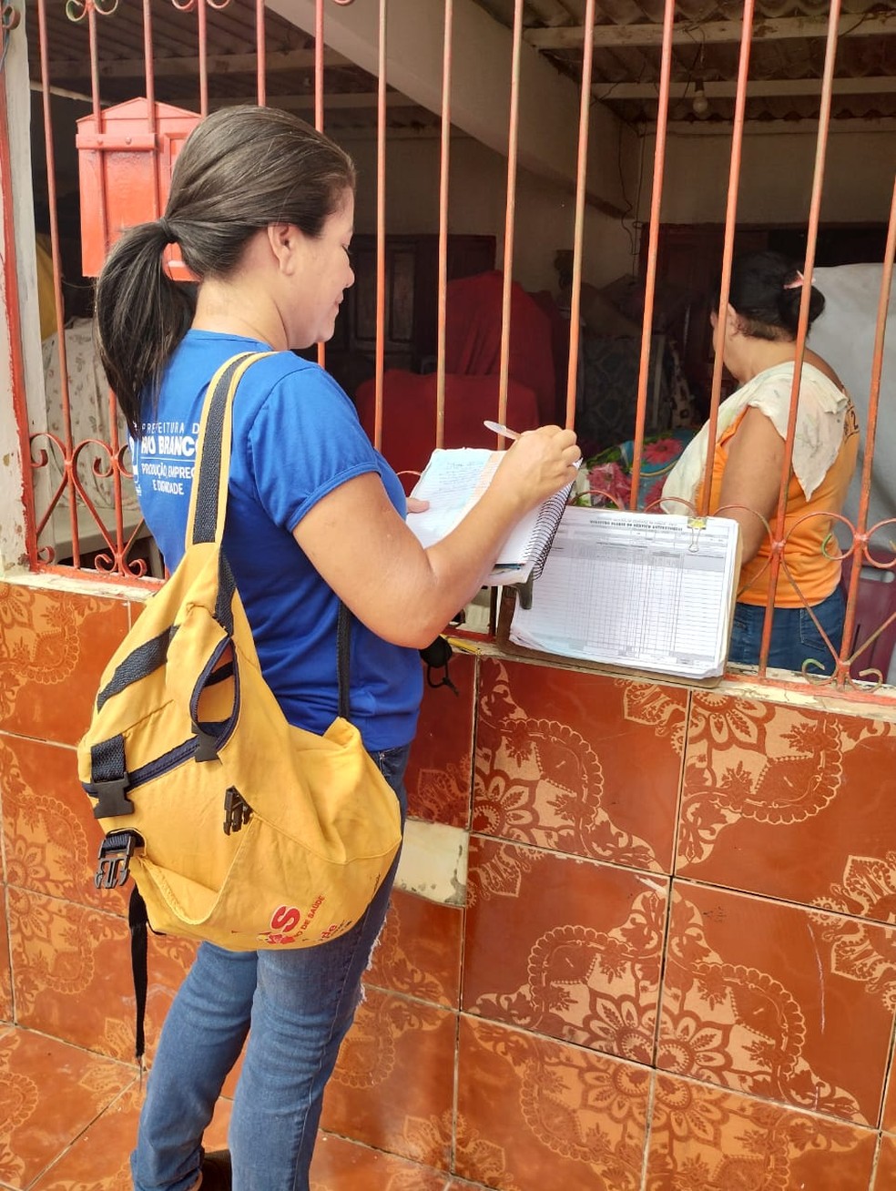Agentes de endemias passam nas casas reforçando as ações de combate à dengue — Foto: Divisão de Controle de Endemias da Prefeitura de Rio Branco