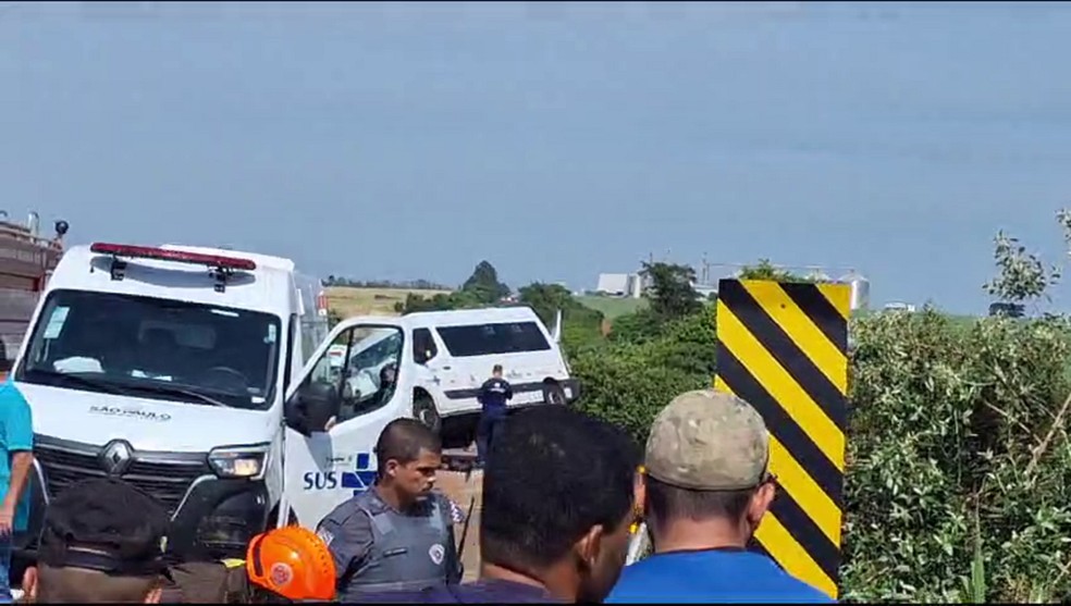 Van que transportava 11 pessoas cai em barranco na rodovia SP-272 — Foto: Adalberto Luis dos Santos e Ênio José do Carmo