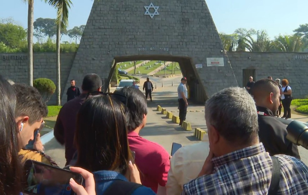 Fãs na frente do Cemitério Israelita do Butantã, Zona Oeste de SP, para homenagear Silvio Santos — Foto: TV Globo