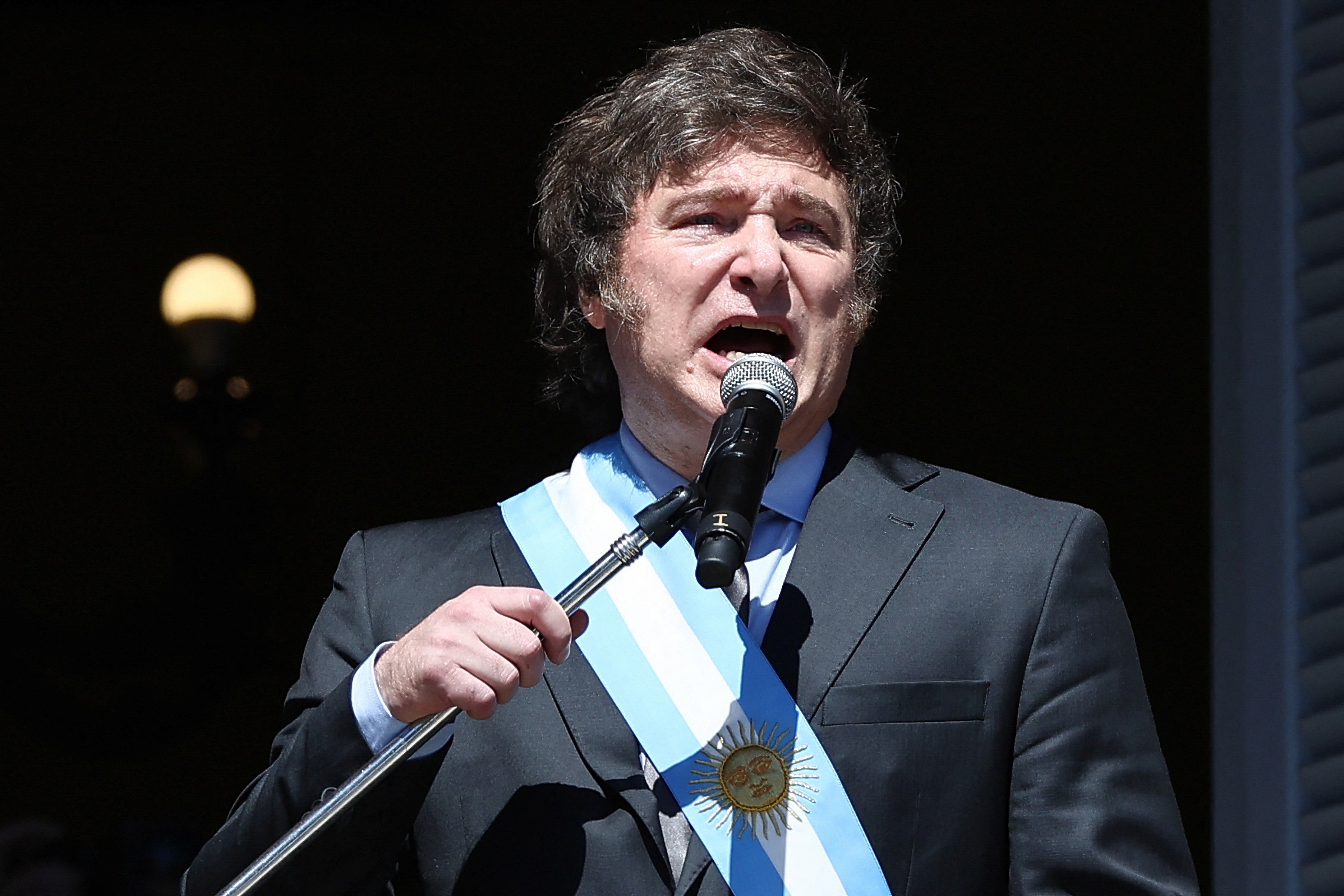 Milei aumenta salário mínimo em 30% na Argentina em meio a inflação de 254%
