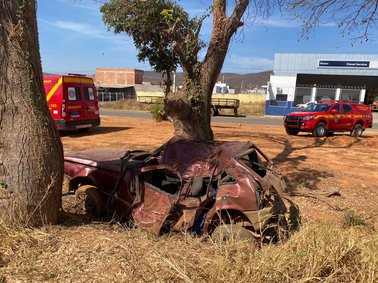 Jovem fica ferido após carro sair da pista e bater em árvores em Janaúba