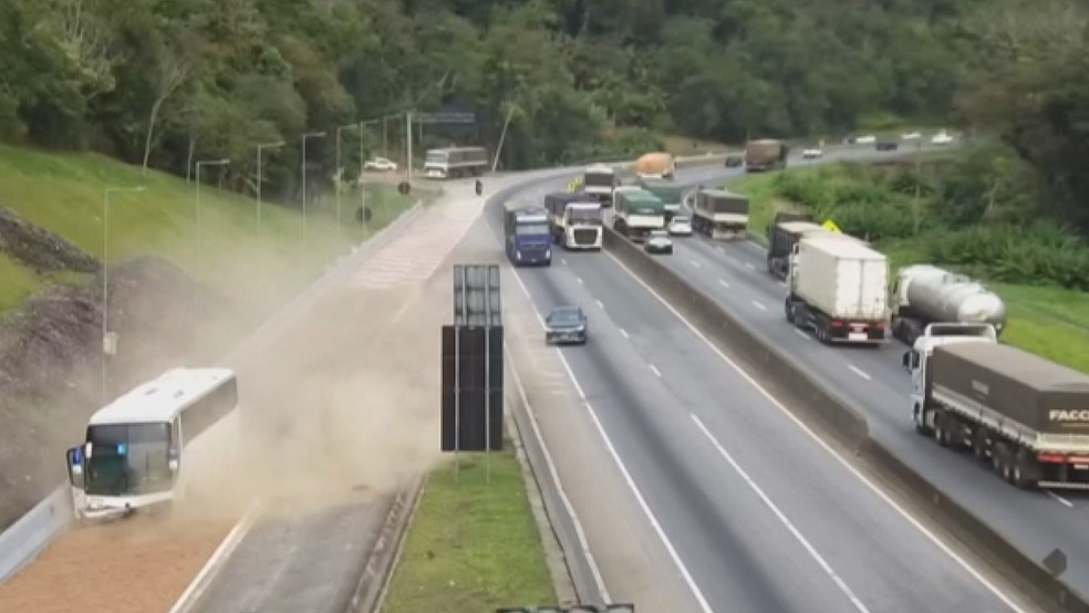 Ônibus de turismo teve que acessar área de escape na BR-277, no litoral do Paraná — Foto: Reprodução/EPR Litoral Pioneiro