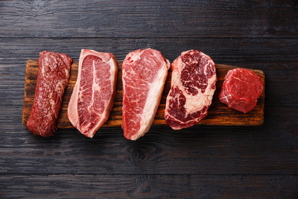 Carne vermelha apodrece no intestino? Saiba o que é real e o que é falso sobre o alimento