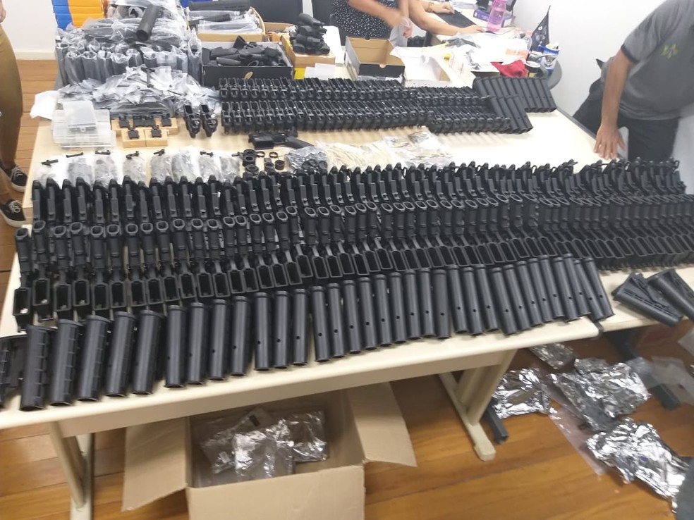 Foto de 2019 mostra armas encontradas atribuídas a Ronnie Lessa no Méier, na Zona Norte do Rio — Foto: Divulgação