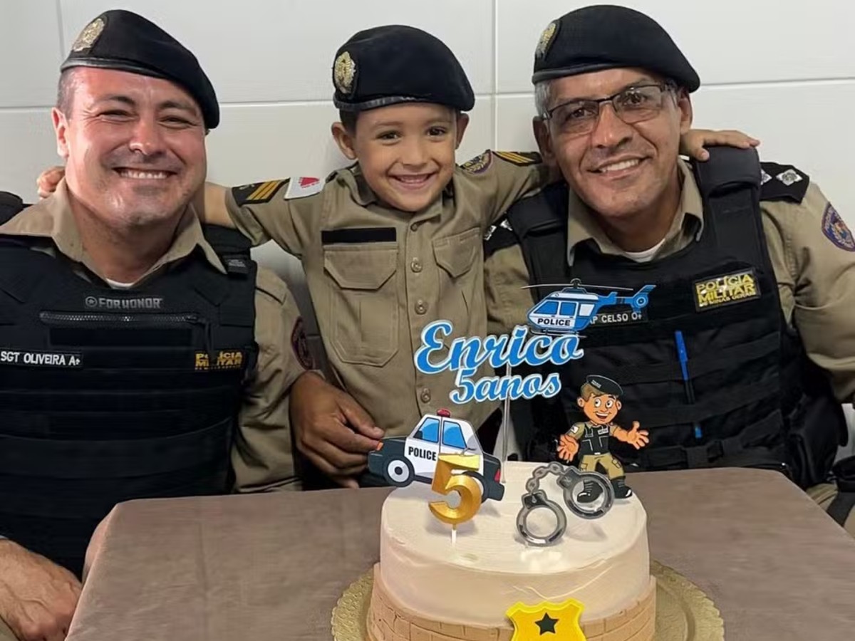 Menino que sonha ser policial ganha festa de aniversário surpresa com a PM em Divinópolis; veja VÍDEO