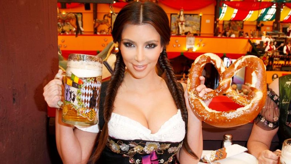 Até Kim Kardashian visitou a Oktoberfest em 2010, quando usou um dirndl. — Foto: Getty Images via BBC