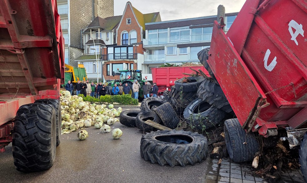 Agricultores despejam pneus e outros itens em frente à casa de praia de Emmanuel Macron em Le Toquet, na França, em 19 de dezembro de 2025 — Foto: JEROME NOEL / AFP