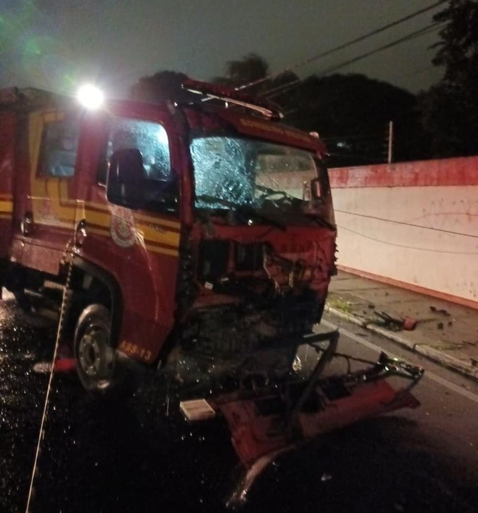 Caminhão do Corpo de Bombeiros  — Foto: CPTran