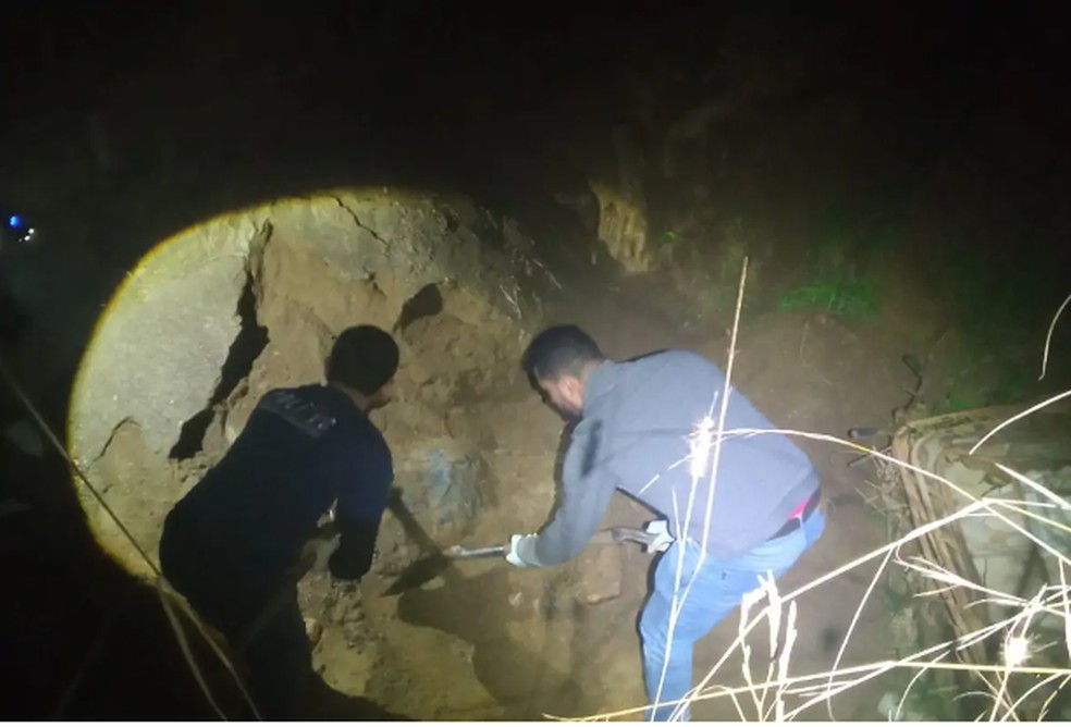Buraco onde jovem foi encontrada em Mato Grosso. — Foto: Reprodução