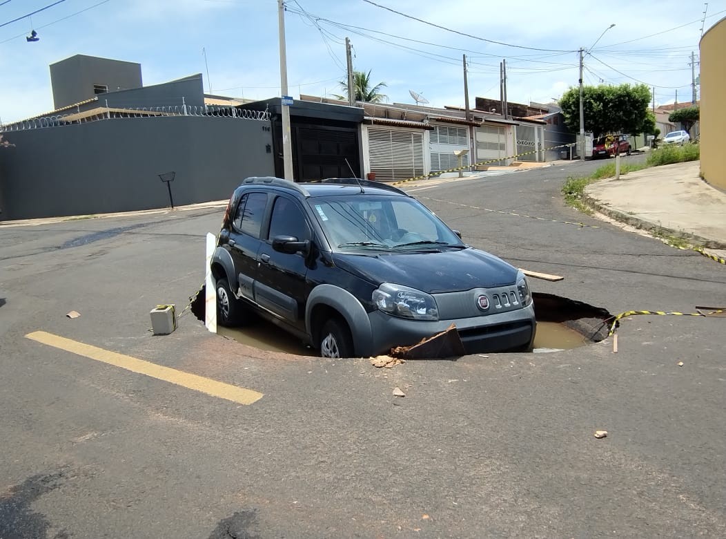 Carro é 'engolido' por cratera após asfalto ceder em rua de Marília | G1