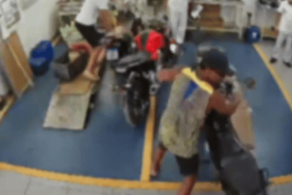 Quadrilha invade concessionária de motos e ameaça funcionários durante roubo no litoral de SP; VÍDEO 