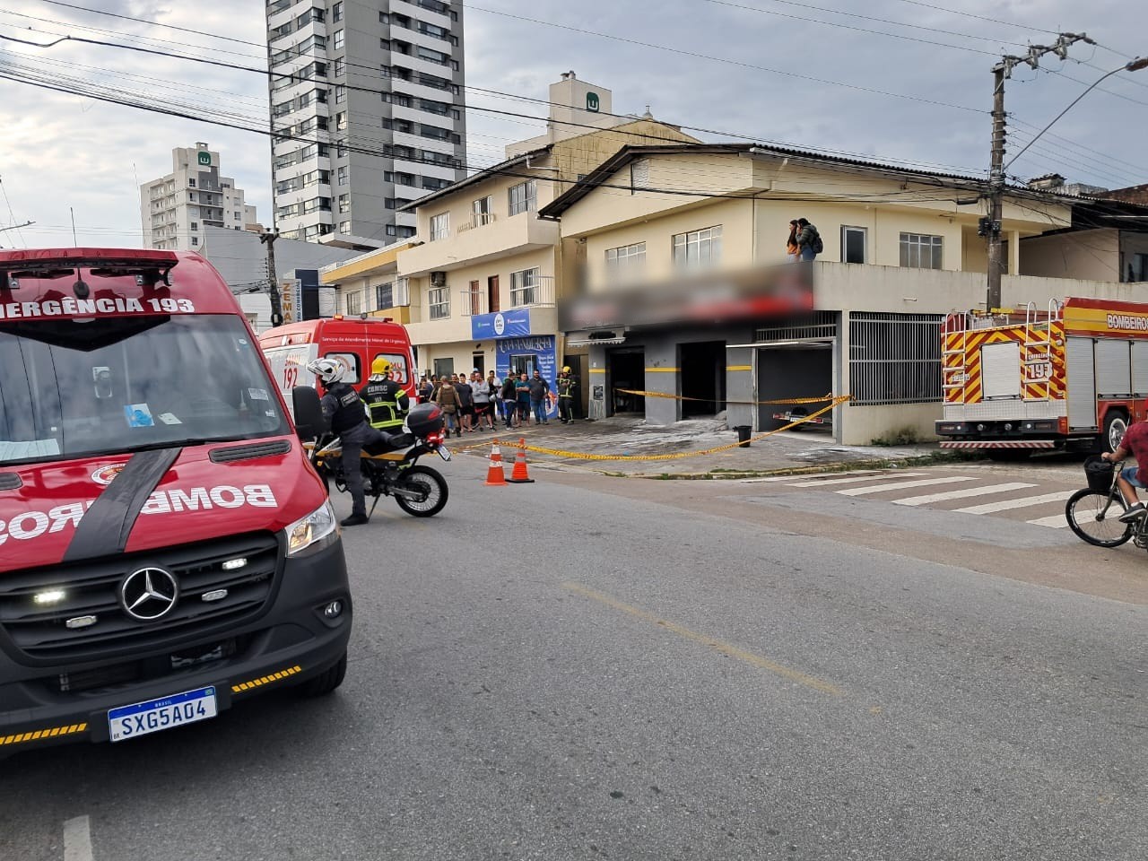 Dois homens têm corpo queimado após incêndio em oficina de motos em Itajaí