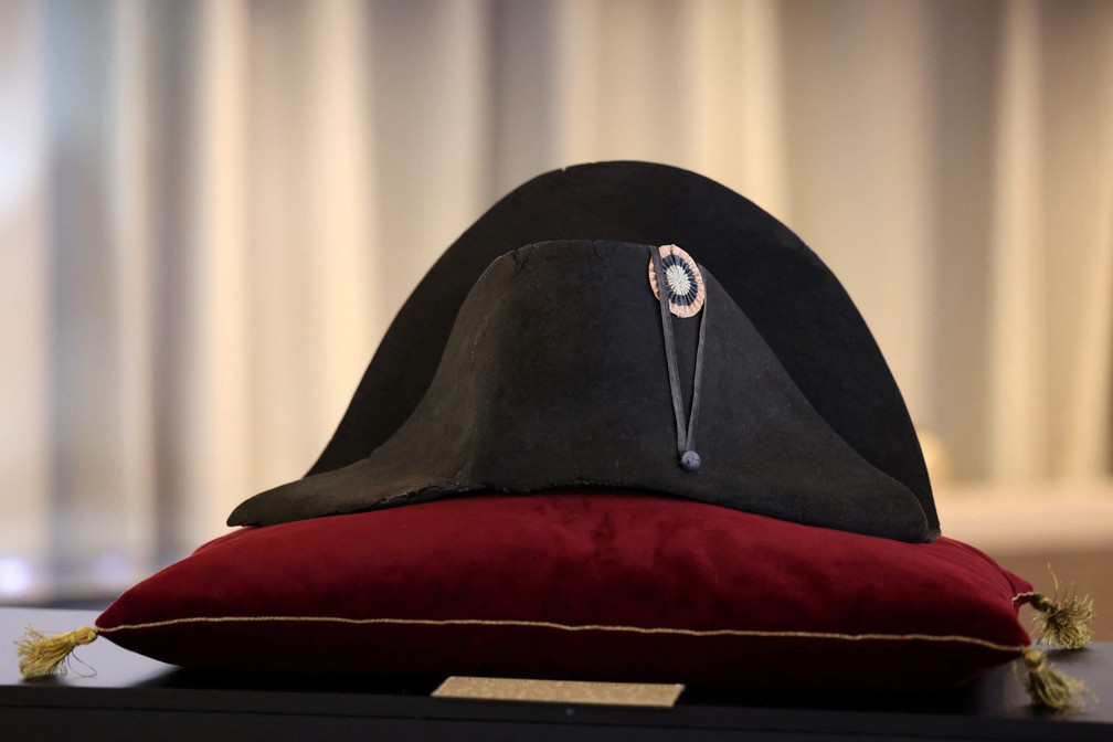 Estimativa é que chapéu que pertenceu a Napoleão Bonaparte seja vendido por R$ 4 milhões — Foto: Claudia Greco/Reuters