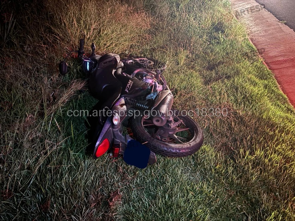 1 de 1
Motociclista morreu ap&oacute;s perder controle da moto, atingir caneleta de drenagem da rodovia e bater contra &aacute;rvore em Borac&eacute;ia &mdash; Foto: Artesp/Divulga&ccedil;&atilde;o