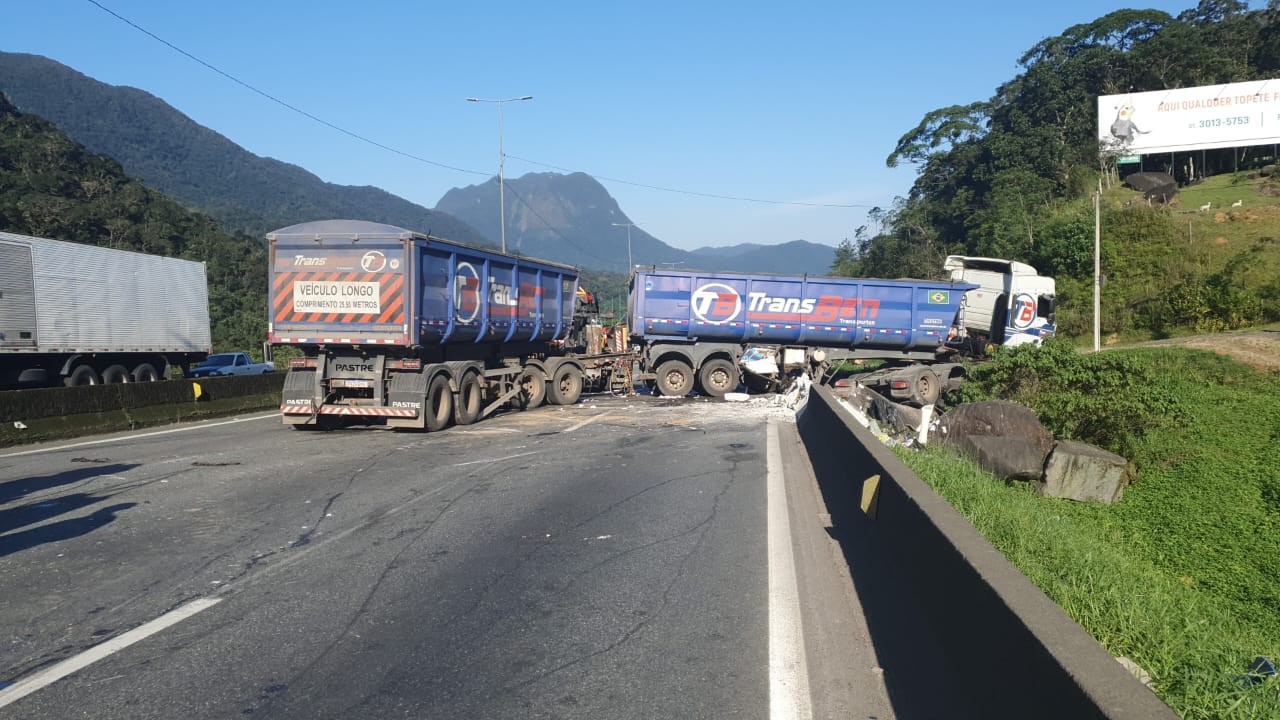 Engavetamento entre quatro caminhões e outros cinco veículos interdita BR-376 em Guaratuba