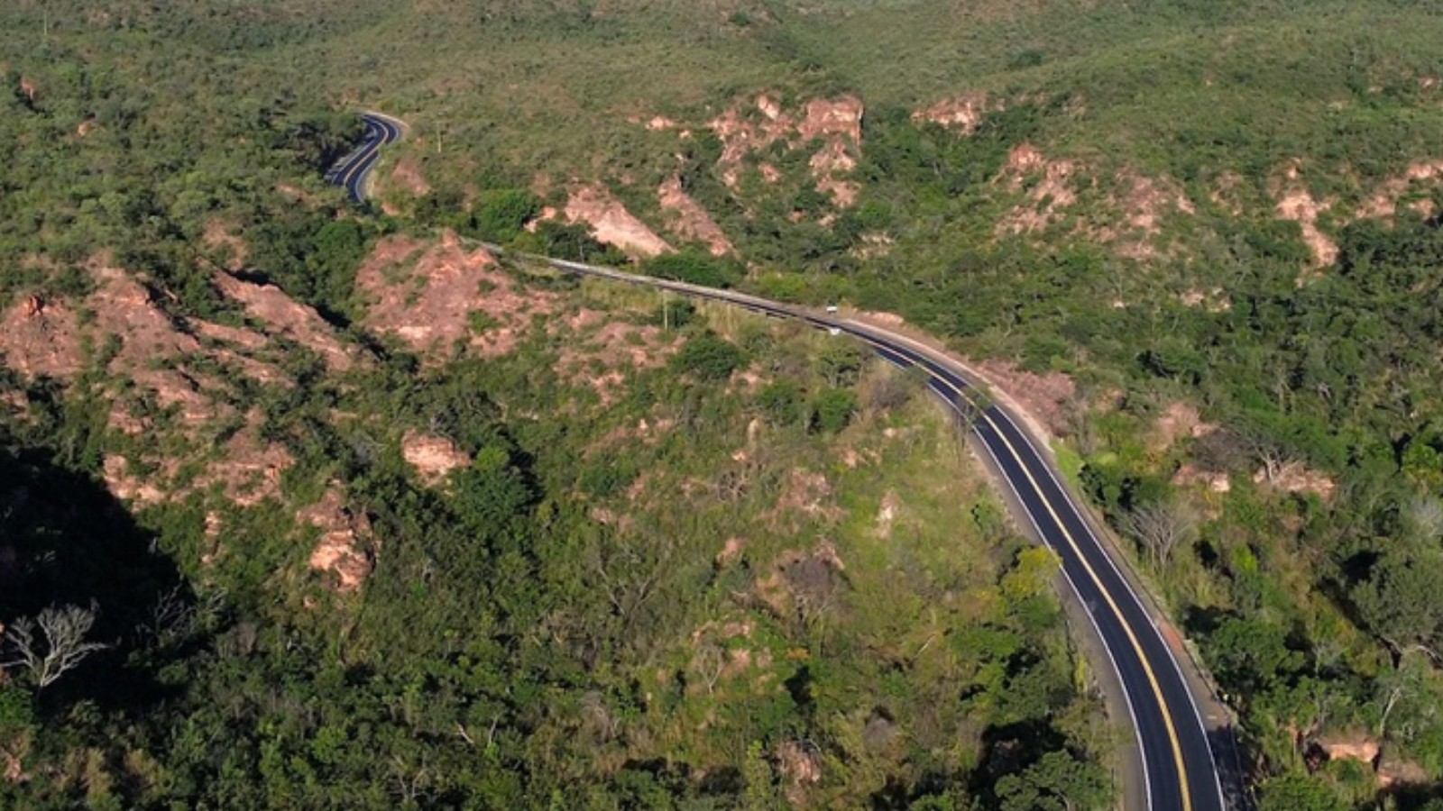 Motorista de 51 anos morre após carreta tombar na BR-135, no Piauí