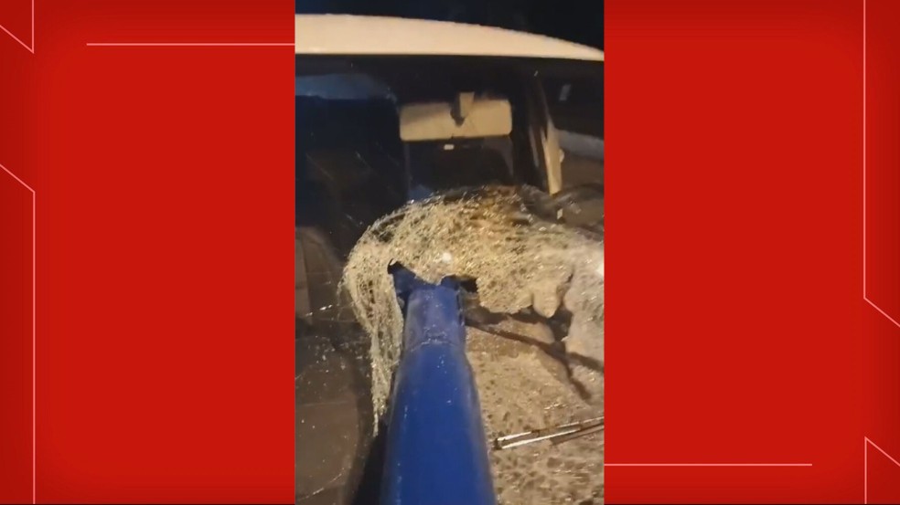 VÍDEO: carro é atravessado por barra de ferro em estacionamento no Parque da Cidade, em Brasília