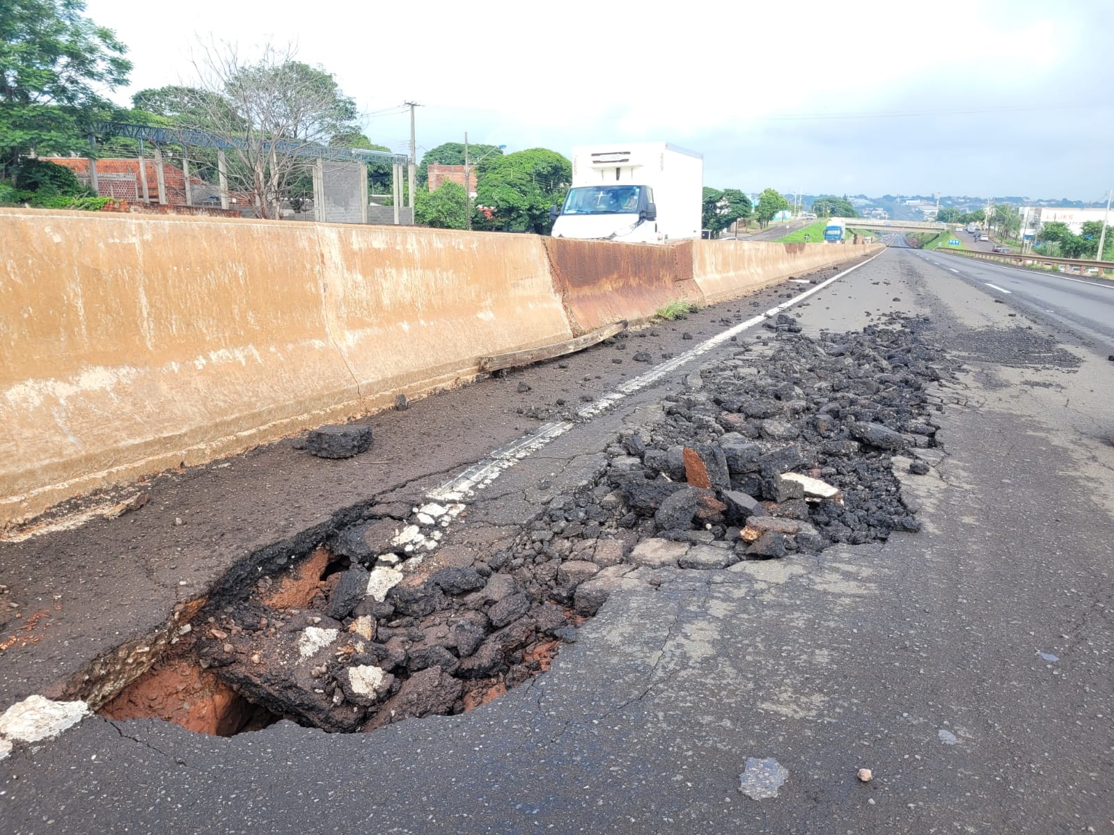 Trecho da BR-376 no contorno norte de Maringá é interditada devido a estragos causados pela chuva