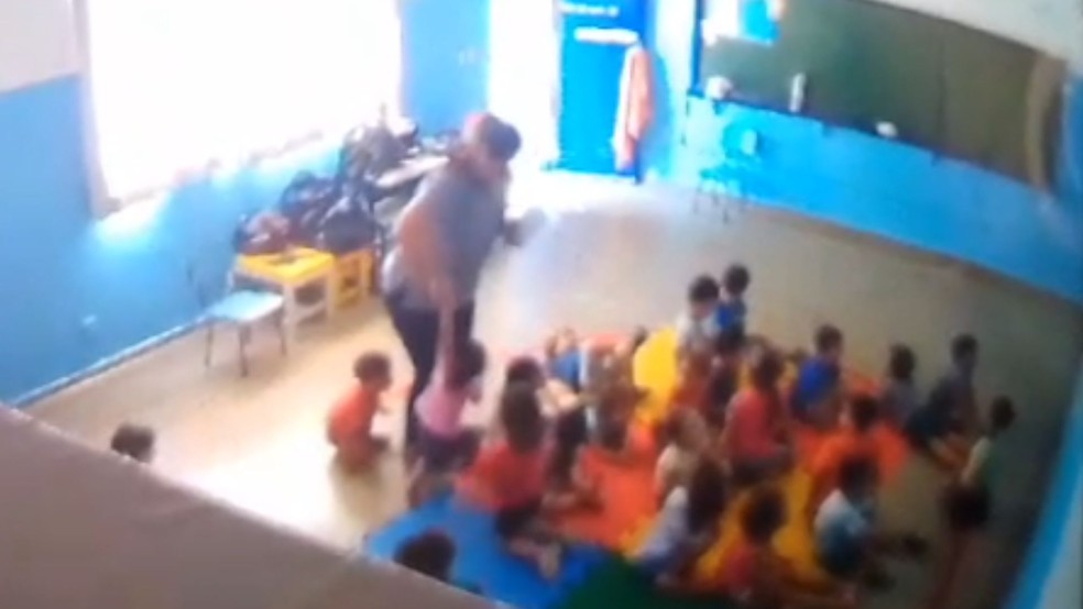 Professora é demitida suspeita de agredir criança em creche de São José do Rio Preto (SP) — Foto: reprodução / Câmera de Segurança